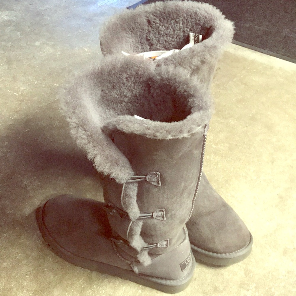 Size 10 Baylee button Uggs, in gray